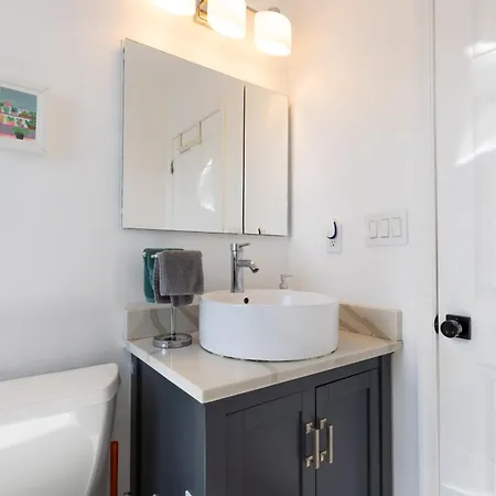 Urban Elegance: Trendy, Spacious Retreat With Parking In The Heart Of The City Washington Exterior foto