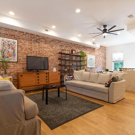 Urban Elegance: Trendy, Spacious Retreat With Parking In The Heart Of The City Washington Exterior foto