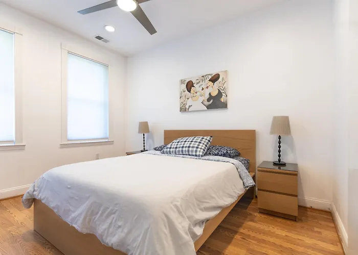 Urban Elegance: Trendy, Spacious Retreat With Parking In The Heart Of The City
