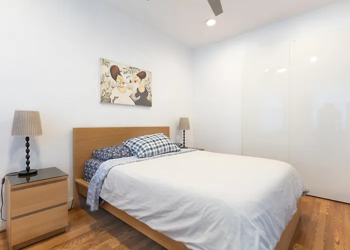 Urban Elegance: Trendy, Spacious Retreat With Parking In The Heart Of The City