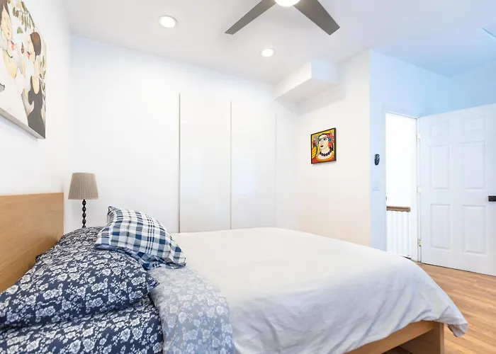 Urban Elegance: Trendy, Spacious Retreat With Parking In The Heart Of The City