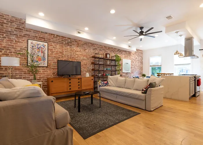 Urban Elegance: Trendy, Spacious Retreat With Parking In The Heart Of The City